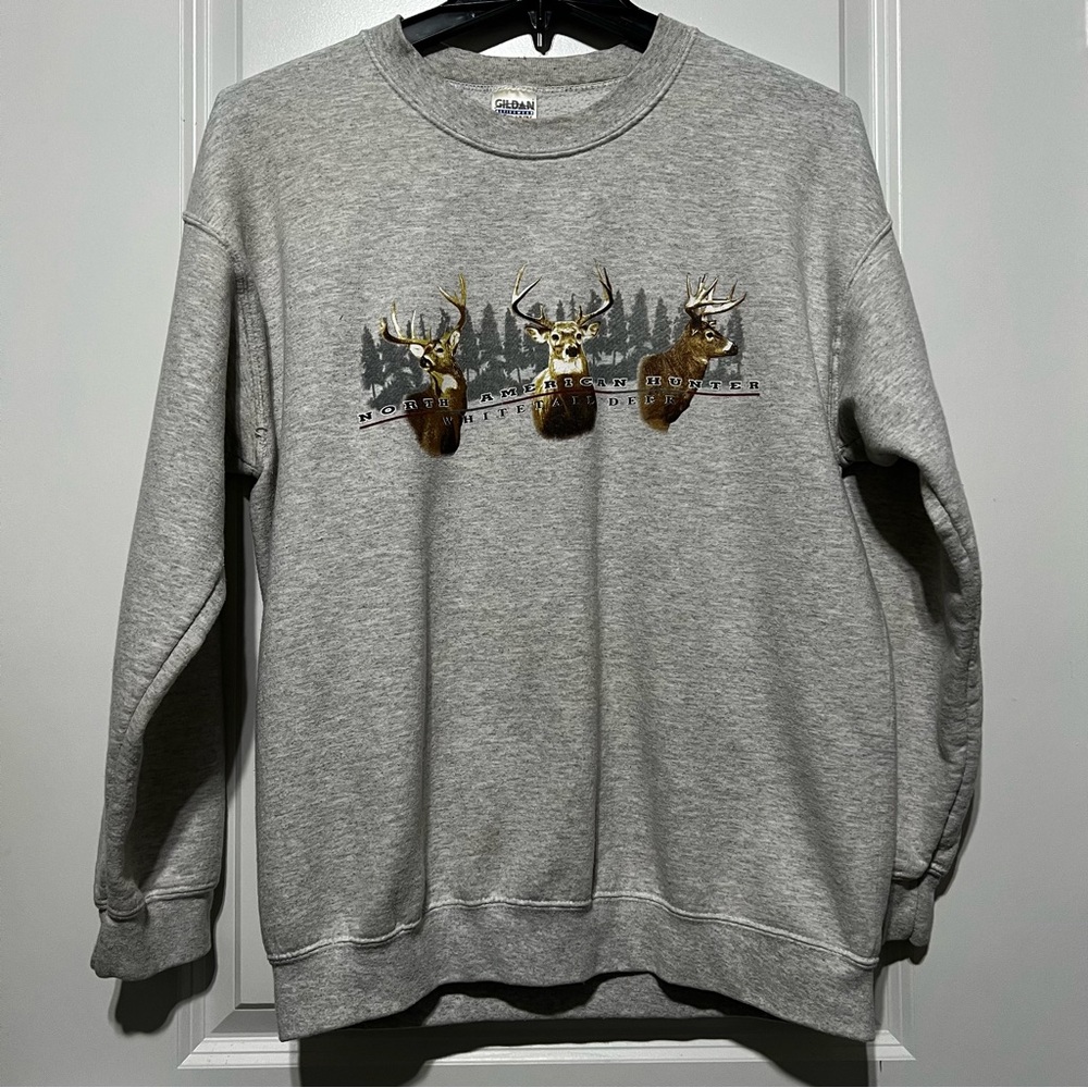 Gildan Activewear Men’s Deer Hunting Graphic Pullover Sweatshirt in Gray